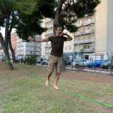 �Sto cominciando a imparare � ci dice orgoglioso il giovane -. Anche se in realt� pratico lo Slacklining solo per meditare: appena salgo mi sento libero e rilassato, provando quasi la sensazione di galleggiare�